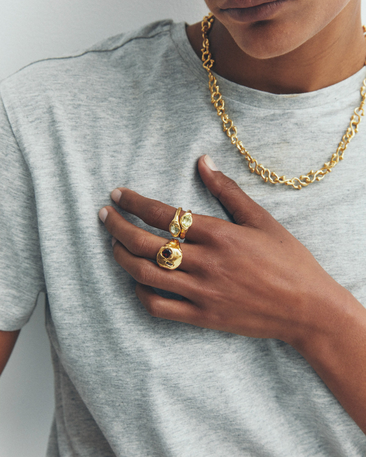 Faro La Mola: Handmade 18k Gold Ring with Amethyst | Simuero