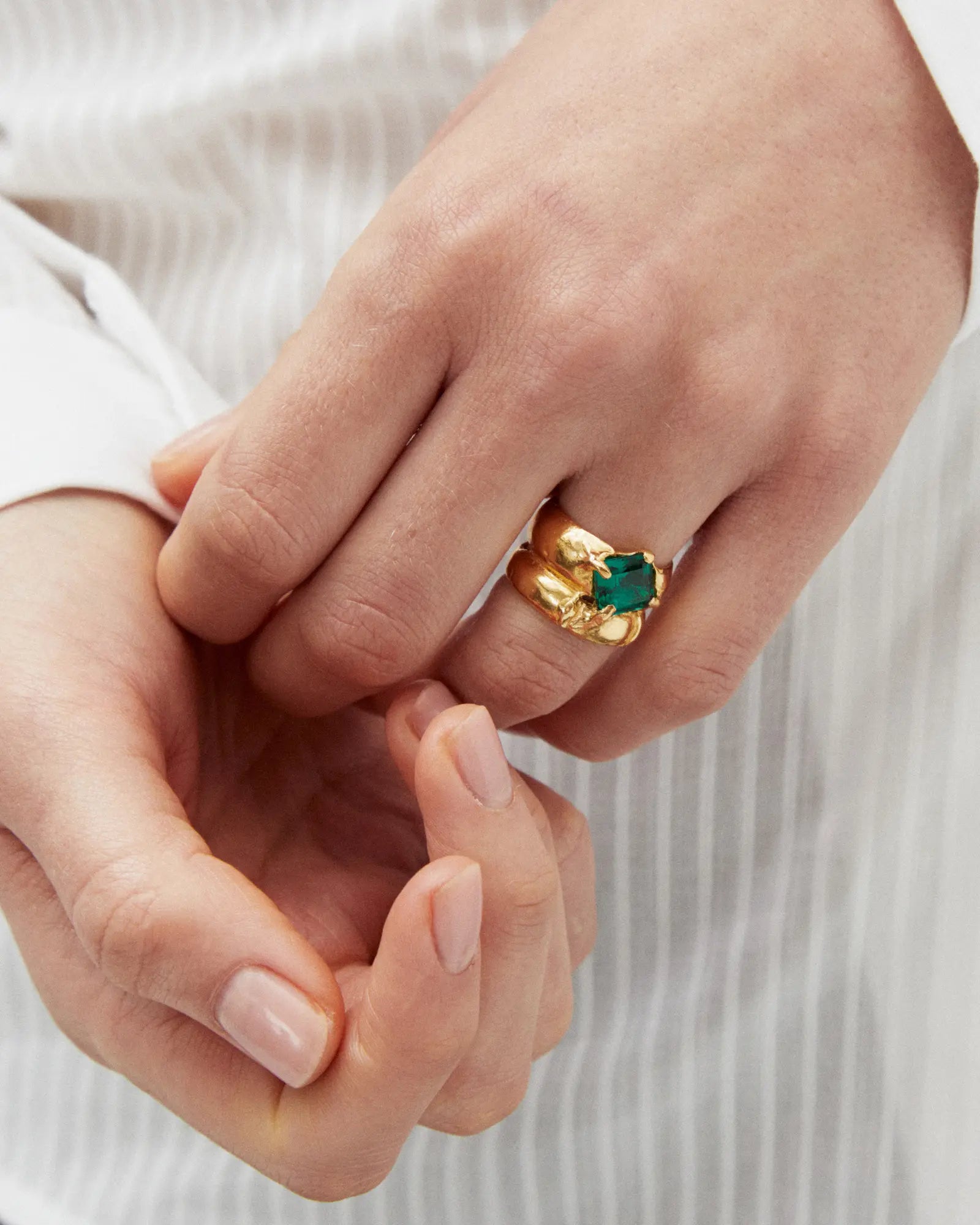 Mayo: Handmade 18k Gold Ring with Lab Grown Emerald | Simuero