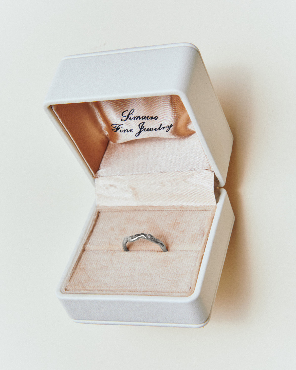 Ría Wedding Band Oro Blanco